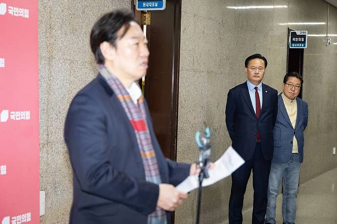 유상범 국민의힘 의원(왼쪽에서 두번째)이 17일 서울 여의도 국회에서 서울시장 출마를 밝히며 오세훈 서울시장의 경선 참여를 촉구하는 박수민 의원의 브리핑을 지켜보고 있다. 유 의원 오른쪽은 조광한 최고위원. 뉴스1