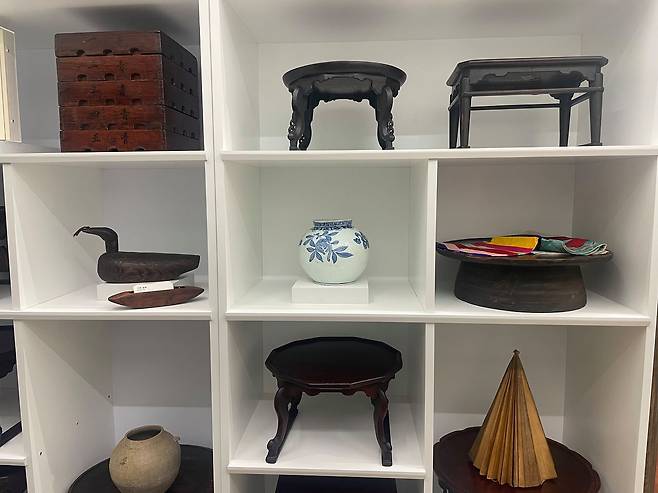 나무 함, 소반과 나막신, 갈모 등 현대적인 감각이 돋보이는 '가화'의 고미술품들. 사진 유지연 기자