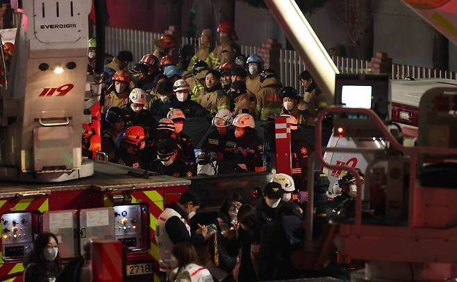 20일 오후 1시17분께 대전 대덕구 문평동 자동차 부품공장에서 발생한 대형 화재로 14명 실종, 소방대원들이 인명 수색을 벌여 발견된 시신을 이송하고 있다. 뉴스1