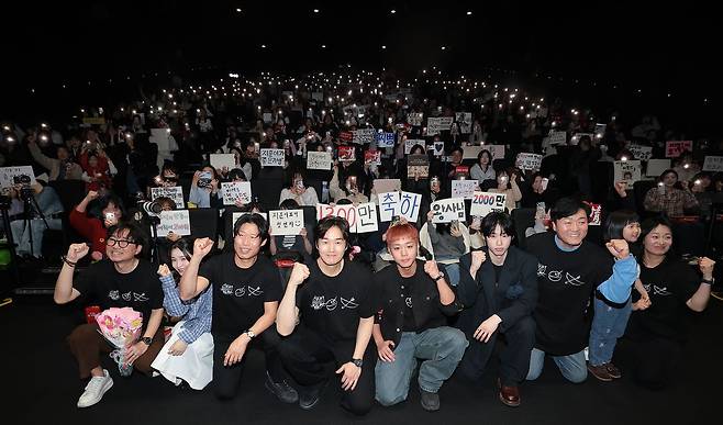 영화 '왕과 사는 남자'의 장항준 감독(앞줄 왼쪽부터)과 배우 전미도, 유해진, 유지태, 박지훈, 김민, 이준혁, 박지윤, 김수진이 지난 17일 서울 강남구 코엑스 메가박스에서 1300만 관객 돌파를 기념해 팬들과 기념사진을 찍고 있다. [뉴스1]