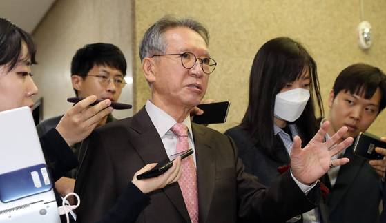 2020년 21대 총선을 앞둔 3월, 여의도 국회의사당에서 열린 미래통합당 공천신청자 면접을 앞두고 김형오 공천관리위원장이 기자들의 질문에 답하는 모습. [연합뉴스]