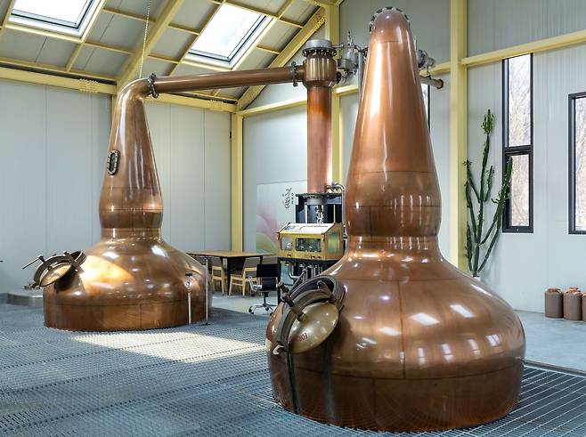 기원 위스키 증류기. 목이 짧고 팔이 올라간 형태다. 긴 발효과정을 통한 과실향이나 꽃향기등을 완성하고자 제작 의뢰해 설계했다. 장진영 기자
