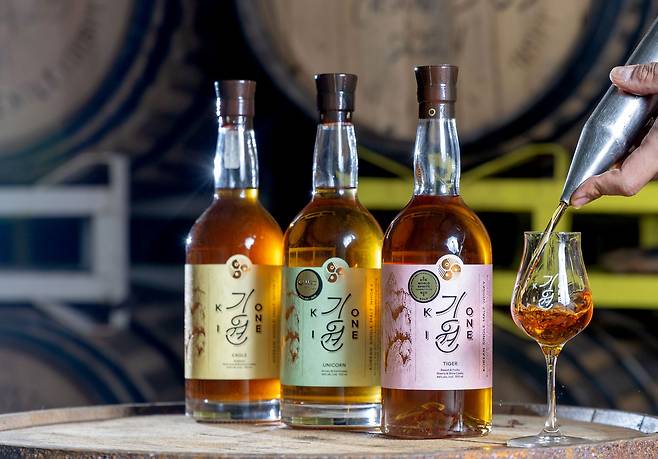 기원 위스키 제품들. 왼쪽부터 이글, 유니콘, 타이거. 장진영 기자