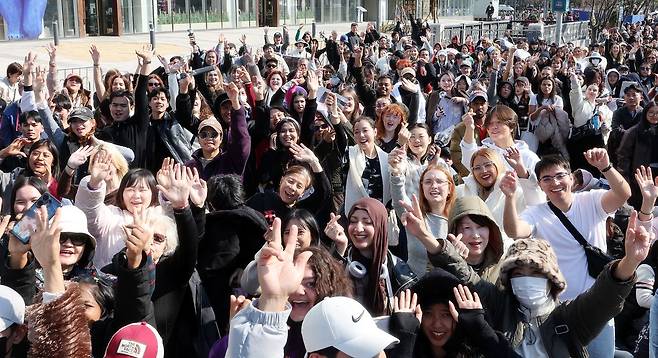 방탄소년단(BTS) 컴백 공연일인 21일 오전 서울 종로구 광화문광장에서 팬들이 공연 시작을 기다리며 취재진을 향해 환호하고 있다. 뉴스1