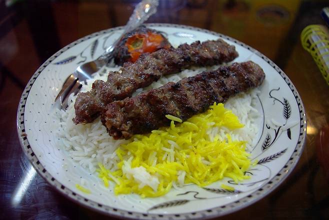 양고기와 샤프란을 섞은 밥. 낯설지만 싫지 않은 맛이었다.