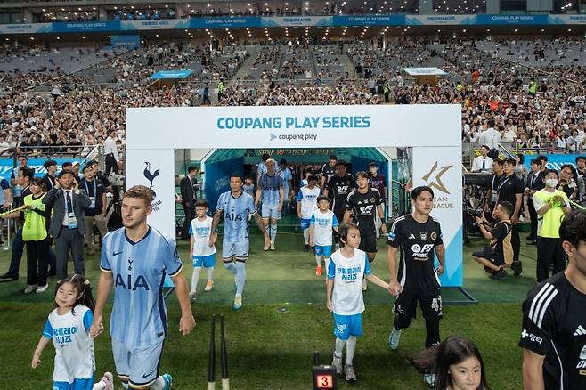 ‘2024 쿠팡플레이 시리즈’ 1차전에서 잉글랜드 축구팀 토트넘 홋스퍼와 한국 프로축구인 K리그의 올스타팀이 경기장에 진입하고 있다. 쿠팡 제공