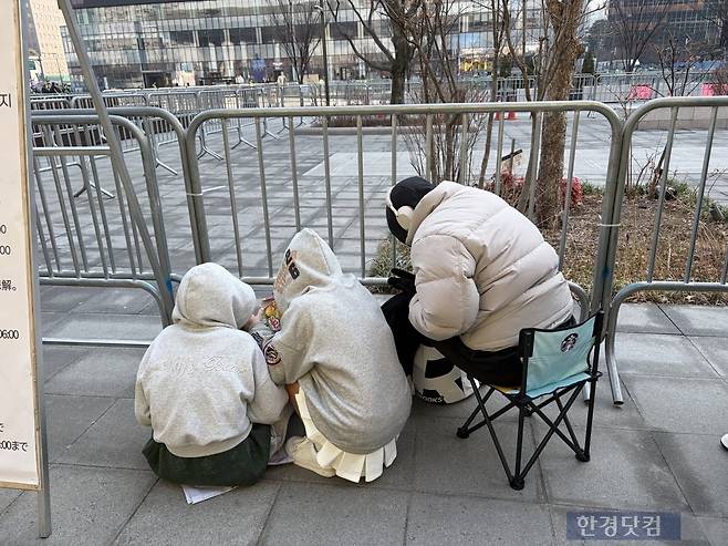 21일 오전 9시 50분경 서울 종로구 세종문화회관 인근에 설치된 철제 펜스 앞에서 탕안호(23·베트남) 씨와 친구가 '명당'을 사수하기 위해 친구와 어제부터 노숙을 하고 있다. /사진=이수 기자