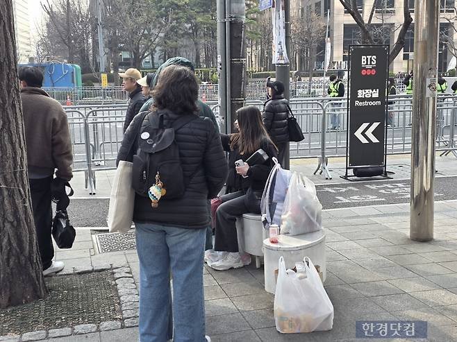 21일 오전 10시 서울시 종로구 광화문 광장에서 스페인에서 온 마카레나씨와 가족들이 흰 비닐봉지에 빵 등 음식을 가득 담아왔다. /사진=이정우 기자