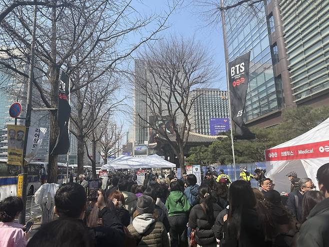 오전 11시 50분 기준, 광화문 우체국과 교보빌딩 사이 게이트(E5)에 약 20미터 넘는 줄이 늘어져 있다. BTS 팬들과 시민들이 한데 뒤섞이며 줄은 더 길게 늘어질 전망이다. /최영총 기자