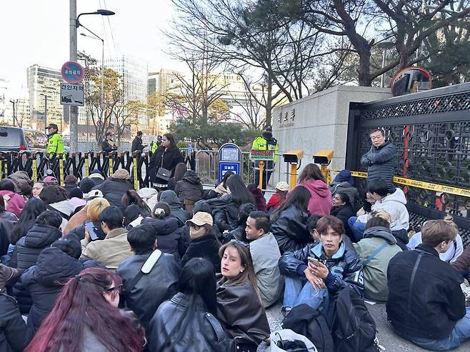 티켓을 구하지 못한 BTS 팬들이 외교부 청사 정문 앞에서 소리라도 듣기 위해 기다리는 모습/ 사진 = 이소이 기자