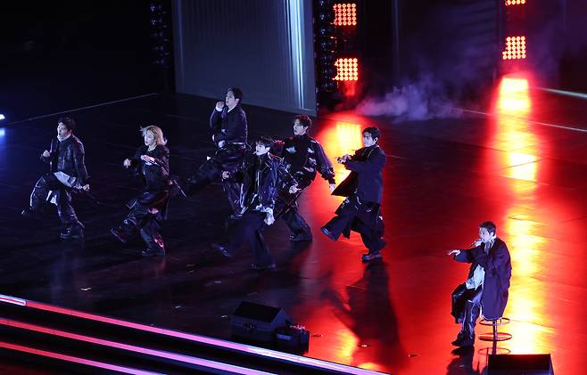 방탄소년단(BTS)이 21일 오후 서울 광화문 광장에서 정규 5집 ‘아리랑(ARIRANG)’ 앨범 발매를 기념해 컴백 무대에 오른 가운데 공연 리허설 도중 발목 부상을 입은 멤버 RM이 의자에 앉아 공연을 선보이고 있다. 방탄소년단은 오후 8시부터 약 1시간에 걸쳐 신곡과 히트곡 무대를 선사한다. 2026.03.21 사진공동취재단