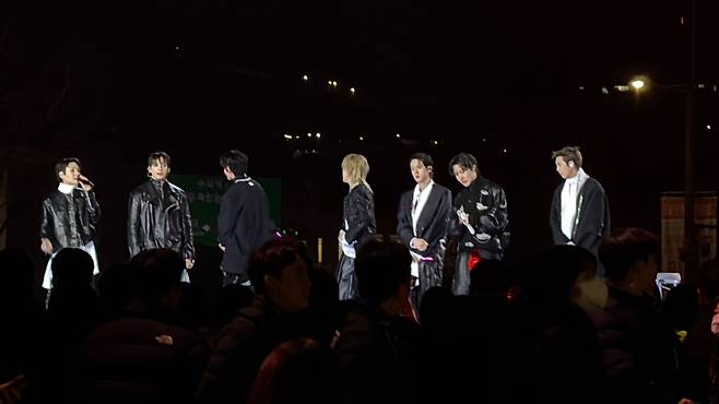 그룹 방탄소년단(BTS)이 21일 서울 광화문 광장에서 정규 5집 ‘아리랑’(ARIRANG) 발매를 기념해 무료 공연 ‘BTS 컴백 라이브: 아리랑’(BTS THE COMEBACK LIVE|ARIRANG)을 열고 있다.