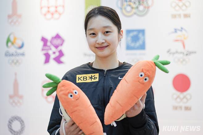 피겨스케이팅 신지아 선수가 18일 서울 노원구 태릉국제스케이트장에서 쿠키뉴스와 인터뷰를 마친 후 포즈를 취하고 있다. 남동균 기자