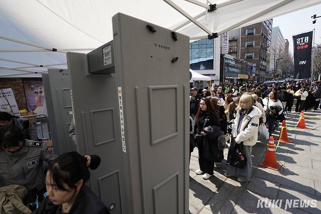 그룹 방탄소년단(BTS)의 컴백 공연이 열리는 21일 서울 종로구 광화문광장 일대에서 보안 검색을 하고 있다.