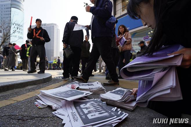 그룹 방탄소년단(BTS)의 컴백 공연이 열리는 21일 서울 종로구 세종대로 광화문광장 일대에서 팬이 BTS 특별판 신문을 챙기고 있다.