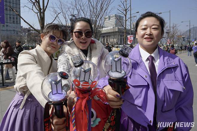그룹 방탄소년단(BTS)의 컴백 공연이 열리는 21일 서울 종로구 광화문광장에서 공연을 보러 온 팬들이 BTS 응원봉을 보이고 있다.
