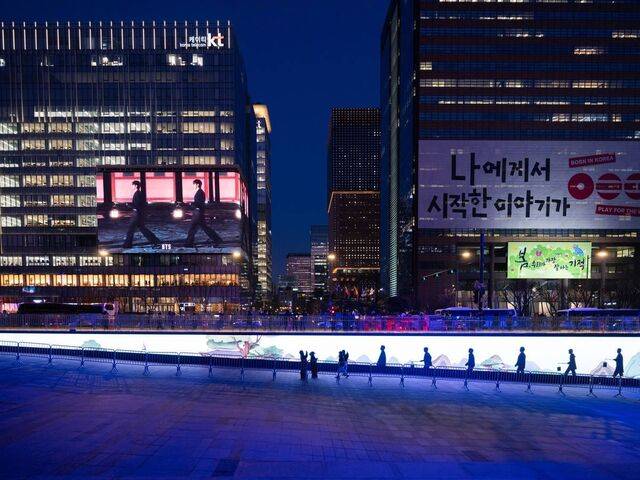 20일 오후 서울 광화문광장 인근 건물 대형 옥외전광판에 방탄소년단(BTS) 컴백을 기념하는 영상 'BTS 더 시티 아리랑 서울'이 재생되고 있다. 서울시 제공