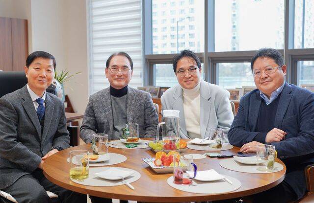 왼쪽부터 이병렬 서울서교회 목사, 한인조(건축위원장) 장로, 정동조 서인건축 소장, 최유철 본부장.