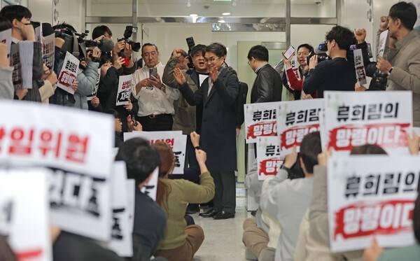 ▲ 지난 12일 제1차 방송미디어통신심의위원회 정기회의가 열리는 서울 목동 방송회관 회의실 앞에서 김우석 위원이 자신의 상임위원 호선에 반대하는 언론노조 방미심위지부 조합원들을 향해 인사를 하고 있다. ⓒ연합뉴스