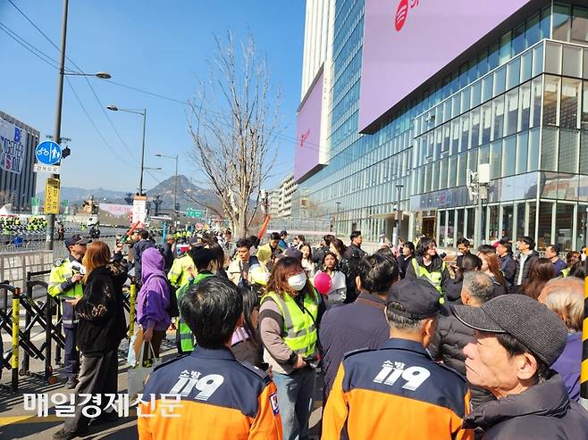 광화문광장 인근 건물 앞에 인파가 몰리자 경찰이 이동을 통제하고 있다. [조병연 기자]