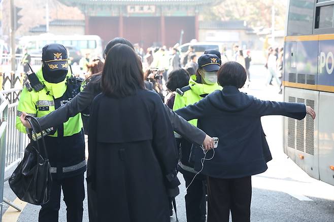 그룹 방탄소년단(BTS)이 정규 5집 ‘아리랑’(ARIRANG) 발매를 기념해 무료 공연 ‘BTS 컴백 라이브: 아리랑’(BTS THE COMEBACK LIVE｜ARIRANG)을 여는 21일 서울 광화문 광장 인근 결혼식장을 방문한 하객들이 버스에서 내려 검문검색을 받고 있다. [연합뉴스]