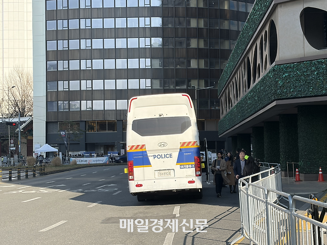 21일 방탄소년단(BTS) 컴백 공연을 앞두고 결혼식 하객 이송을 위해 투입된 경찰 버스가 서울 중구 플라자호텔 앞에 도착하자 시민들이 내리고 있다. [문소정 기자]