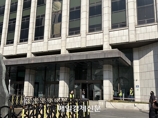 21일 방탄소년단(BTS) 공연을 앞두고 검문검색이 강화된 한국프레스센터 앞. [문소정 기자]