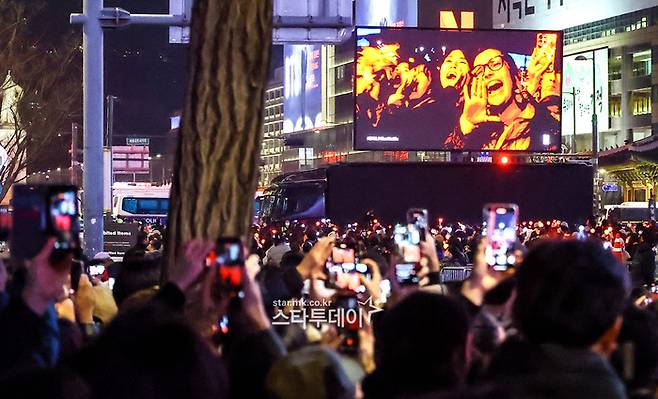 방탄소년단의 광화문 공연이 무사히 성료됐다. 사진ㅣ한국온라인사진기자협회 공동취재단