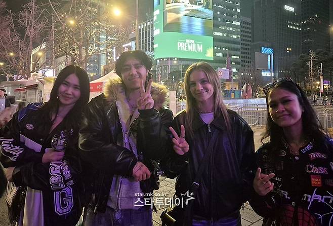 미국에서 왔다는 방탄소년단 팬 애나(맨 왼쪽)와 제이(왼쪽에서 세 번째) 씨 및 친구들. 사진ㅣ지승훈 기자