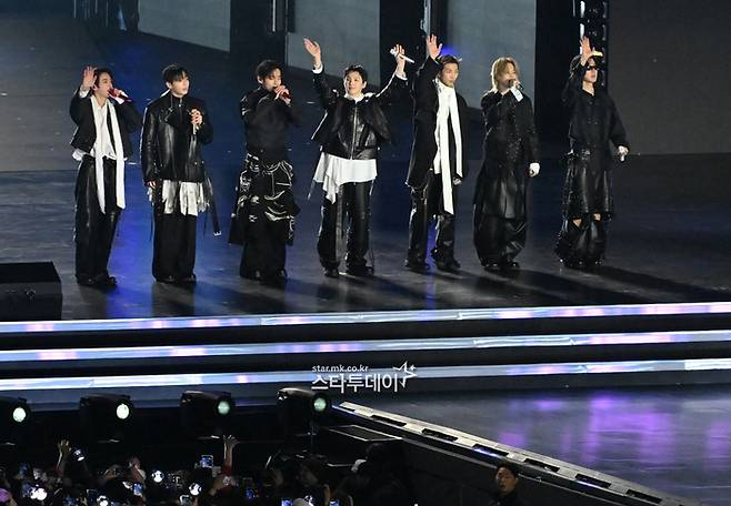 방탄소년단의 광화문 공연이 무사히 성료됐다. 사진ㅣ한국온라인사진기자협회 공동취재단