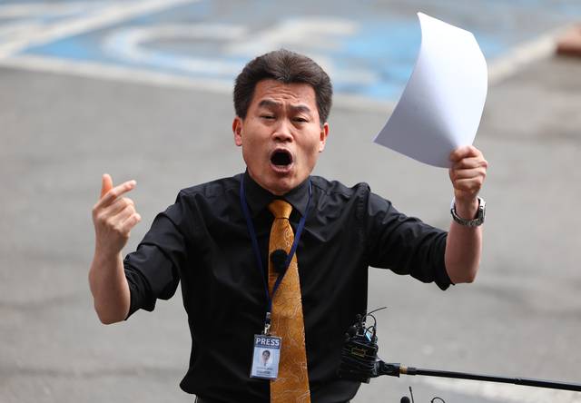 이준석 개혁신당 대표가 고발한 ‘부정선거 주장’ 관련 혐의를 받는 한국사 강사 출신 보수 유튜버 전한길 씨가 27일 서울 동작구 서울경찰청 형사기동대에 피의자 신분으로 조사를 받기 위해 출석하며 입장을 밝히고 있다. 뉴시스