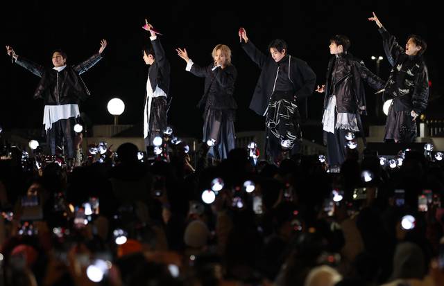 그룹 방탄소년단(BTS)이 21일 서울 광화문 광장에서 정규 5집 ‘아리랑’(ARIRANG) 발매를 기념해 무료 공연 ‘BTS 컴백 라이브: 아리랑’(BTS THE COMEBACK LIVE｜ARIRANG)을 열고 있다. 연합뉴스
