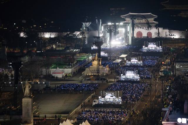 그룹 방탄소년단(BTS)이 21일 서울 광화문 광장에서 정규 5집 ‘아리랑’(ARIRANG) 발매를 기념해 무료 공연 ‘BTS 컴백 라이브: 아리랑’(BTS THE COMEBACK LIVE｜ARIRANG)을 열고 있다. 연합뉴스