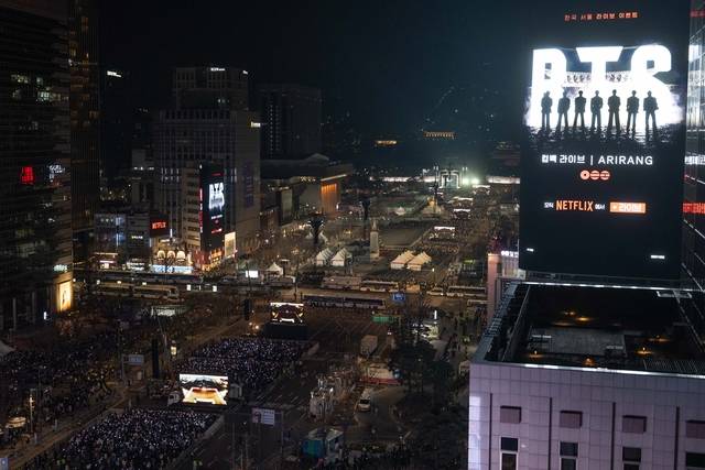 3년 9개월 만에 완전체로 복귀하는 그룹 방탄소년단(BTS)의 ‘BTS 컴백 라이브: ARIRANG’ 공연이 21일 서울 광화문광장 일대에서 펼쳐지고 있다. 사진공동취재단