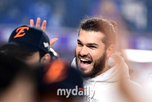 2025년 10월 24일 오후 대전한화생명볼파크에서 열린 '2025 신한 SOL BANK KBO 포스트 시즌' 삼성 라이온즈와 한화 이글스의 플레이오프(PO) 5차전 경기. 한화 폰세가 11-2로 승리하며 한국시리즈 진출을 확정한 뒤 기뻐하고 있다./마이데일리