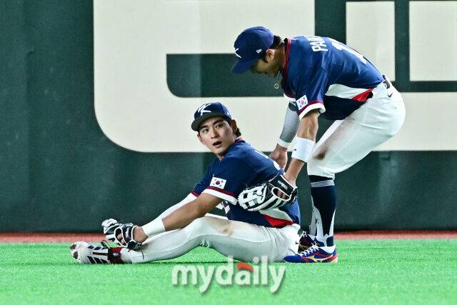 9일 일본 도쿄돔에서 열린 2026 월드 베이스볼 클래식(WBC) 조별리그 한국-호주 경기. 이정후가 9회말 1사 1루 호주 윙그로브의 타구를 잡은 후 주저 앉아 기뻐하고 있다./마이데일리