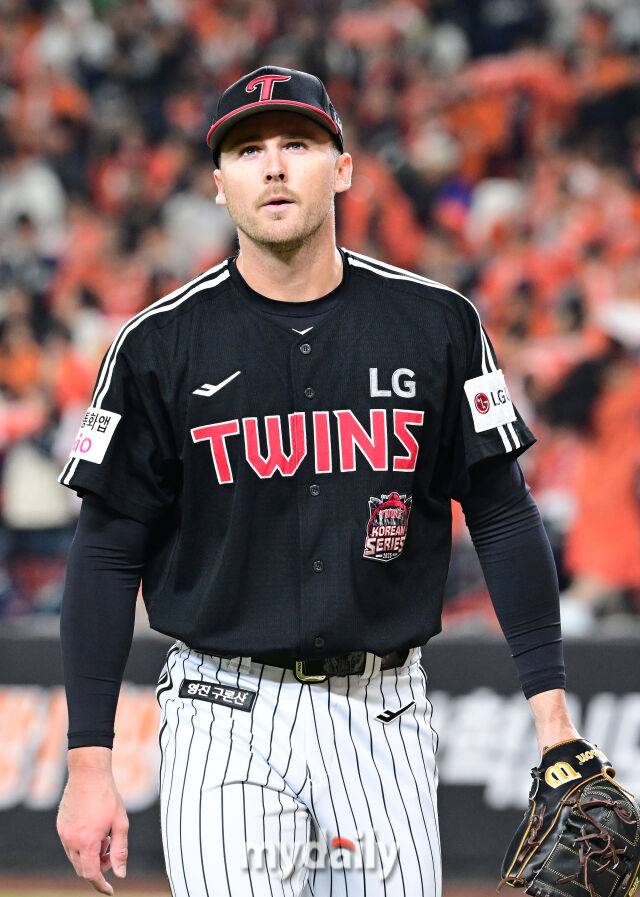 31일 오후 대전 한화생명 볼파크에서 진행된 '2025 신한 SOL Bank KBO 한국시리즈 5차전' LG트윈스-한화 이글스와의 경기. LG 선발 톨허스트가 6이닝을 1실점으로 마친 뒤 더그아웃으로 향하고 있다./마이데일리