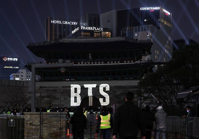 방탄소년단(BTS)의 신보 ‘아리랑’(ARIRANG)이 발매된 20일 서울 숭례문에 미디어 파사드가 펼쳐지고 있다. <연합뉴스>