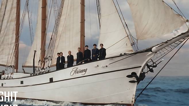 방탄소년단 새 앨범 ‘아리랑’의 대표 수록곡 ‘SWIM’은 어려움을 극복하고 희망으로 나아간다는 아리랑의 의미를 고스란히 반영했다.