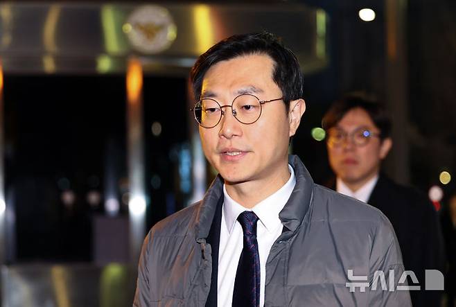 [서울=뉴시스] 최진석 기자 = 장경태 더불어민주당 의원이 19일 서울 종로구 서울경찰청에서 열린 성추행 의혹 사건과 관련 경찰 수사심의위원회(수사심의위) 출석을 마친 후 차량으로 이동하고 있다. 2026.03.19. myjs@newsis.com