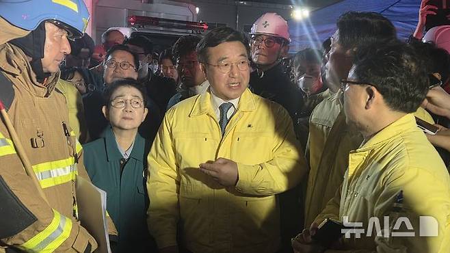 [대전=뉴시스] 송승화 기자=윤호중 행정안전부 장관과 박정현 국회의원 등이 20일 대전시 대덕구 문평동 자동차부품공장 화재현장에 방문해 소방 관계자로부터 상황을 청취하고 있다. 2026.03.20 ssong1007@newsis.com