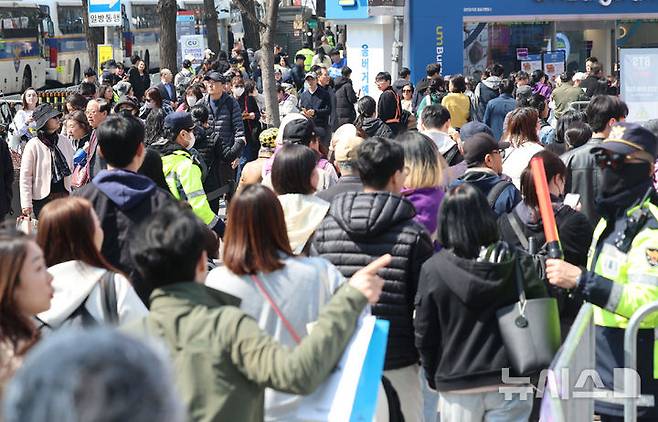 [서울=뉴시스] 권창회 기자 = 방탄소년단(BTS) 컴백 공연 당일인 21일 서울 종로구 광화문광장이 BTS 팬들로 붐비고 있다. 2026.03.21. kch0523@newsis.com