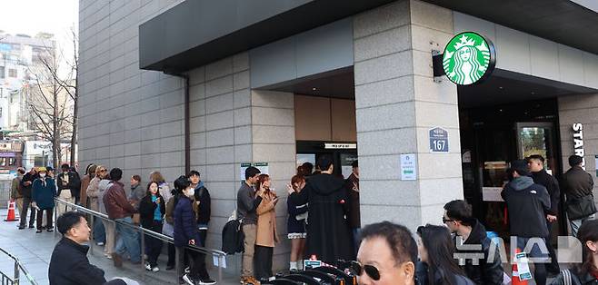 [서울=뉴시스] 권창회 기자 = 방탄소년단(BTS) 컴백 공연 당일인 21일 서울 종로구 광화문광장 인근 커피샵에 시민들이 줄을 서 있다. 2026.03.21. kch0523@newsis.com