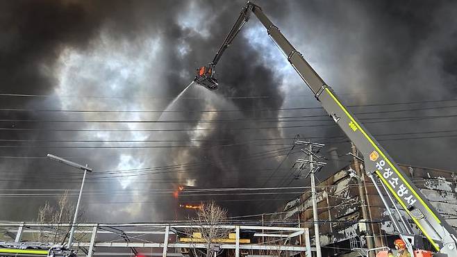 [대전=뉴시스]20일 발생한 대전 대덕산단 내 자동차 부품공장 화재로 14명이 숨지는 등 74명의 사상자가 발생했다. 2026. 03. 21 photo@newsis.com *재판매 및 DB 금지