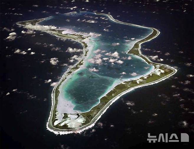 [AP/뉴시스]미 해군이 제공한 인도양 차고스 제도의 디에고 가르시아 섬 공중 촬영 사진. 2025.05.22.