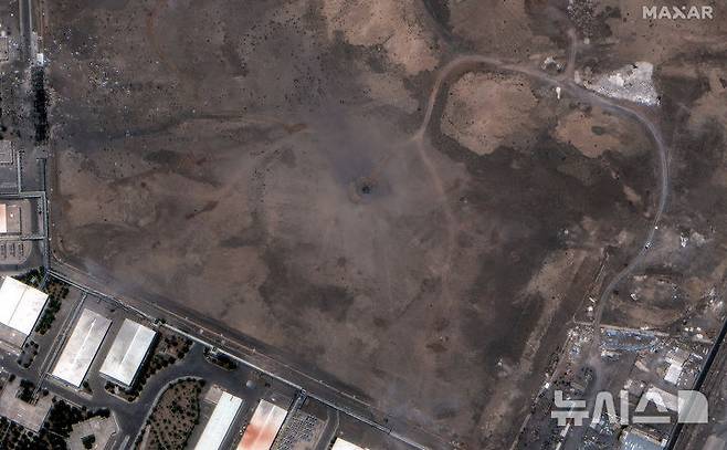 [나탄즈=AP/뉴시스] 지난해 5월 22일(현지 시간) 이란의 나탄즈 지하 농축 시설 위에 미국의 공습으로 인한 포탄 구덩이가 생성돼 있는 모습의 사진. 2025.06.23.