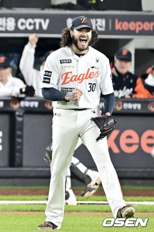 [OSEN=대전, 박준형 기자] 29일 대전시 중구 부사동 대전한화생명볼파크에서 2025 신한 SOL Bank KBO리그 포스트시즌 한국시리즈 3차전 한화 이글스와 LG 트윈스의 경기가 진행됐다.이날 경기에 한화는 폰세를, LG는 손주영을 선발투수로 내세웠다. 1회초 병살플레이로 위기 넘긴 한화 선발투수 폰세가 환호하고 있다.    2025.10.29 / soul1014@osen.co.kr