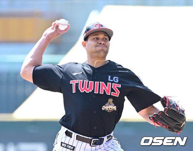 [OSEN=인천, 최규한 기자] 20일 인천 SSG랜더스필드에서 ‘2026 신한 SOL KBO리그’ 시범경기 SSG 랜더스와 LG 트윈스 경기가 열렸다.홈팀 SSG는 김민준, 방문팀 LG는 요니 치리노스를 선발로 내세웠다.1회말 LG 선발 요니 치리노스가 힘차게 공을 뿌리고 있다. 2026.03.20 / dreamer@osen.co.kr