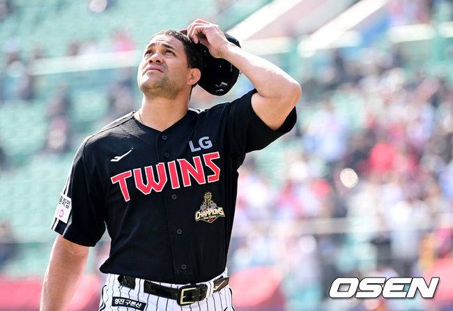 [OSEN=인천, 최규한 기자] 20일 인천 SSG랜더스필드에서 ‘2026 신한 SOL KBO리그’ 시범경기 SSG 랜더스와 LG 트윈스 경기가 열렸다.홈팀 SSG는 김민준, 방문팀 LG는 요니 치리노스를 선발로 내세웠다.5회말 1사 만루 상황 LG 선발 요니 치리노스가 마운드를 내려가고 있다. 2026.03.20 / dreamer@osen.co.kr