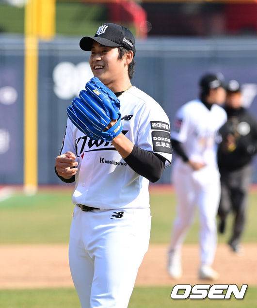 [OSEN=수원, 지형준 기자] 프로야구 KT 위즈가 투타조화를 이루며 시범경기 최하위에서 탈출했다.&nbsp;KT는 20일 수원 KT위즈파크에서 열린 ‘2026 신한은행 SOL Bank KBO리그’ 키움 히어로즈와의 시범경기에서 4-1로 승리하고 시범경기 최하위에서 탈출했다. 2승 2무 4패를 기록중이다. 키움은 지난 19일 승리로 꼴찌에서 탈출했지만 이날 패배로 다시 10위(2승 1무 5패)로 주저앉았다.&nbsp;경기를 마치고 KT 박영현이 승리를 기뻐하고 있다. 2026.03.20&nbsp;/ jpnews@osen.co.kr